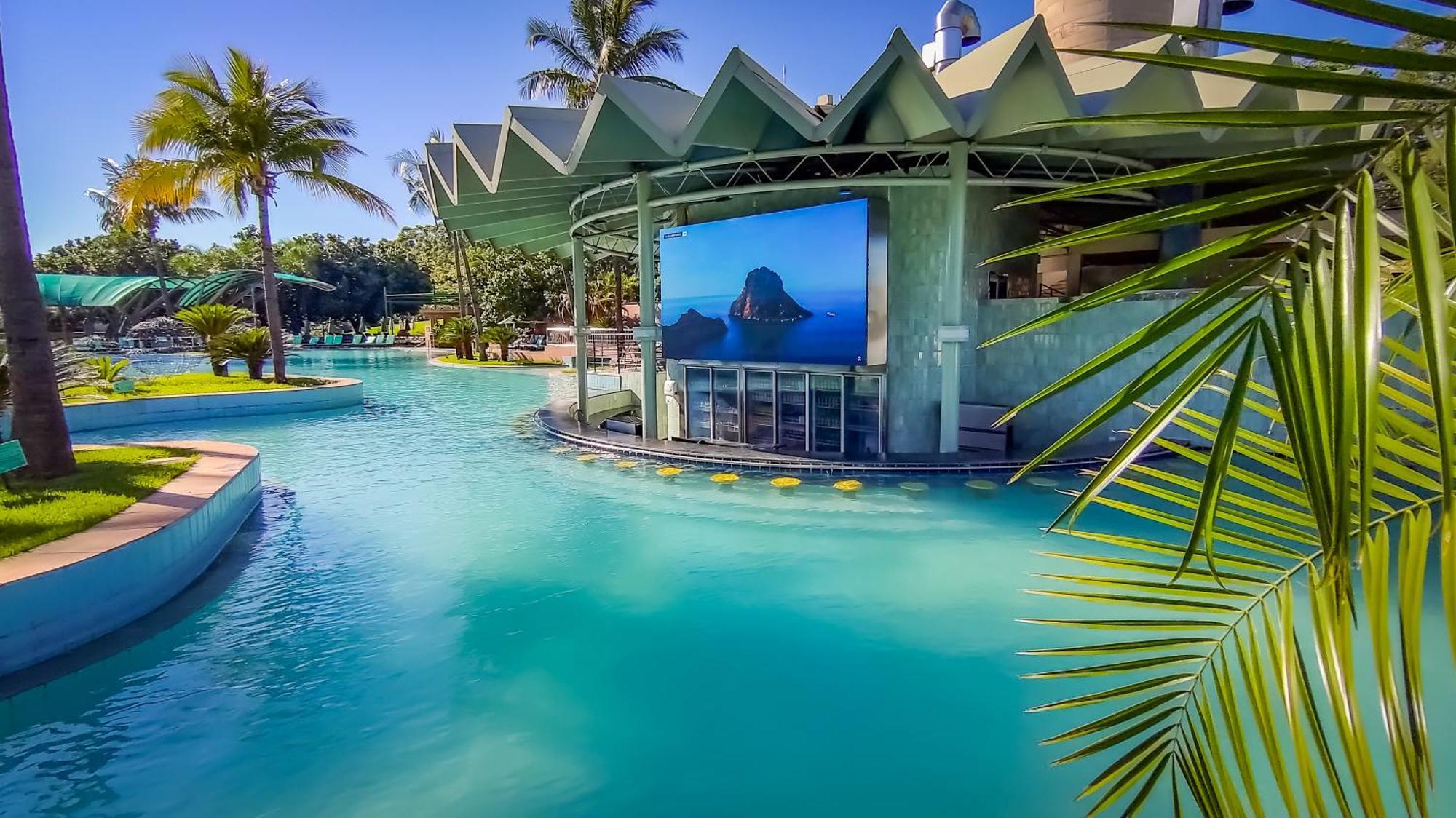 Blue Tree Thermas De Lins Resort Exterior photo The pool at the Hard Rock Hotel